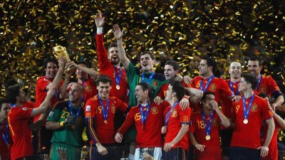 2010年世界杯决赛时，荷兰与西班牙都使用4-3-3阵型，但两队足球理念南辕北辙。最终，西班牙（图）在南非约翰内斯堡创下历史，首捧世界杯冠军！