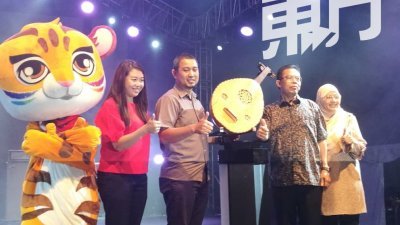 廖彩彤（左起）、萨鲁丁嘉玛、阿都拉欣和兹涵一同推介2020柔佛旅游年。