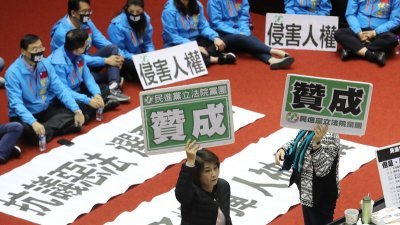 台湾立法院会周二开始处理《反渗透法》草案，将逐条发言、表决，力拼在本届会期最后一天完成三读，但朝野无共识，国民党立委坐在议场中，表达反对立场，民进党团则举牌表示赞成。