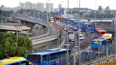 从4月1日起，拖欠新加坡交通、停车和尾气排放罚款的外国车辆将禁止入境新加坡。（档案照）