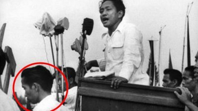 印尼社交媒体目前流传一张印尼共产党领导人艾地演讲的照片，照片中，像是佐科的一名男子（红圈）站在艾地身旁。