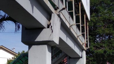 怡保苏丹后端姑拜浓医院前的行人天桥，因在去年遭运输吊臂机械的罗里撞及桥身，导致桥墩的翼墙出现裂缝，引起市民恐慌。