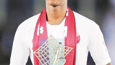 7场比赛打入9球，今年8月19日才满23岁的卡塔尔年轻射脚阿尔莫茨-阿里，包揽本届亚洲杯金靴和最佳球员（MVP）奖。