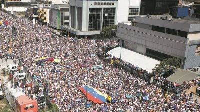 委内瑞拉数以百万计瓜伊多支持者周六挥 舞著国旗、吹响号角及哨子，在市内5个不同地点集结，游行走向位于加拉加斯东区 的欧盟总部。