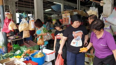 在峇株巴辖，平时下午冷清的巴刹今日仍人潮不断，许多市民前来选购新鲜的蔬菜，为除夕的团圆饭做准备。