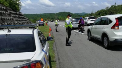 南北大道公司中午开放南北大道霹雳仕林河往宋溪往北方向的紧急车道让车子使用，警方在现场协助交通疏通工作。