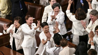 特朗普提及去年有58%的新增就业职位是由女性任职时，包括民主党议员在内的多位白衣女议员起立欢呼。