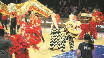 在纽约尼克主场对阵底特律活塞的NBA常规赛中场休息时，舞龙舞狮表演让观众感受到中国农历新年的氛围。