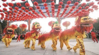北京地坛庙会上锣鼓、铙钹声震天，雄壮的大狮子，或闪转腾挪，或欢快起舞。游人纷纷拿起手机、相机，拍下一幅幅喜庆的画面。
