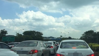 网民于周四下午2时30分在面子书贴文，指马新第二通道开始 出现交通拥堵的情况。