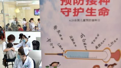 这是天津市红桥区铃铛阁社区卫生服务中心，张贴了儿童预防接种的宣传海报。中国近日再爆出问题疫苗，由上海新兴医药制作的“免疫球蛋白注射剂”，被验出含有爱滋病毒。