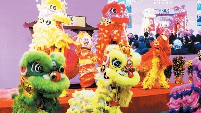 香港交易所舞狮欢庆猪年开市。