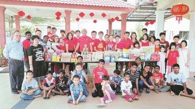 马来西亚善心组织团队与斯里曼绒孤儿院孤儿合照。