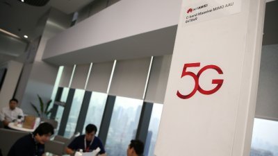 泰国曼谷举行的展览外，安装了一个华为的5G设备。美国一再敦促盟国禁用华为产品，但泰国仍推出了华为5G测试台。