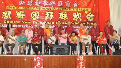 霹雳中华总商会举办新年团拜，并分发红包予家境清寒的乐龄人士。站者左5起 蔡海瑞、郑国霖、洪宝德及刘瑞裕等。