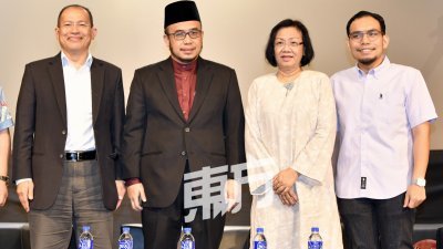沙阿里宋吉（左起）、莫哈末阿斯里、玛丽亚陈，以及谢瑞 詹在“国安法论坛：谁是恐怖分子？滥权的隐忧？”讲座会 上合影。 （摄影：伍信隆）