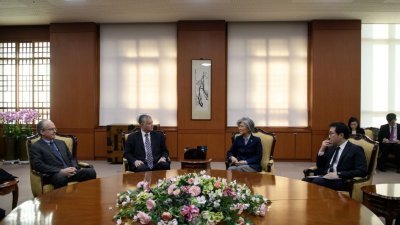 美国朝鲜问题特使比根（左2）从平壤返回韩国首尔，周六与韩国外交部长康京和（右2）等人会晤，商讨后续问题。