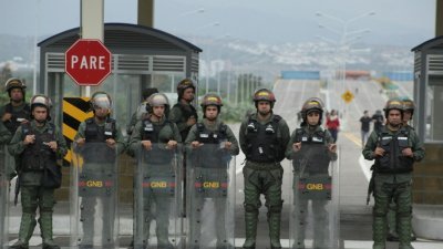 委内瑞拉与哥伦比亚连结的大桥入口处，有国民警卫队驻守，阻挡来自美国的救援物资入境。