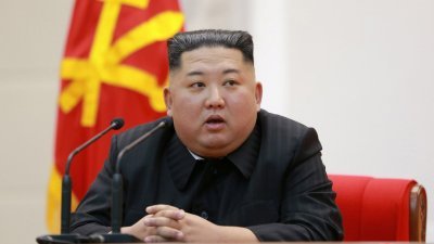 朝鲜最高领导人金正恩，周五在朝鲜人民武力部发表讲话，要求要加强军人的革命精神教育，令白头山精神成为军中的新风气。