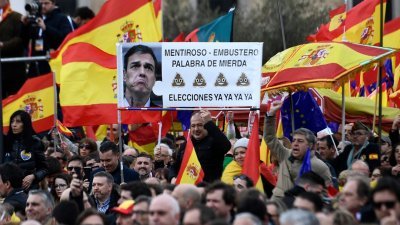 示威者挥舞西班牙国旗和高举抗议首相桑切斯的标语牌，要求严惩受审的独派领袖，并促请桑切斯下台。