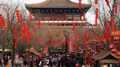 中国春节消费额，被视为预测未来一年消费情况的重要指标。这是人潮涌动的游客在河南省开封市清明上河园内游览。