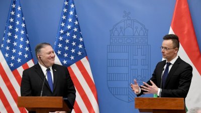 出访布达佩斯的美国国务卿蓬佩奥（左），与匈牙利外交及贸易部部长西雅尔多举行联合记者会。