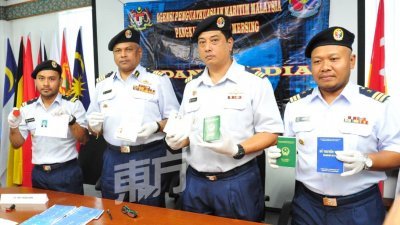 巴尼尔（左2起）及哈里斯，展示当局起获的真实越南护照及伪造越南籍海员证。（摄影：杨金森）