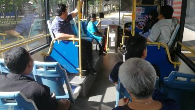 玛兹兰（第二排左）亲自搭乘柔州共识巴士，体验巴士服务。