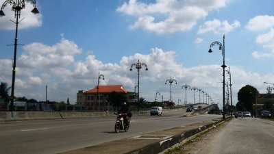 巴生港口拉惹慕达慕沙路的装饰灯柱，将会逐步被换成普通灯柱。