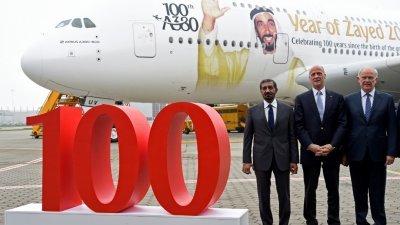 阿联酋航空是A380客机的最大买主，如今转向新一代较轻巧的客机，导致A380面临停产打击。这是空中巴士首席执行员恩德斯（中）、阿联酋航空公司董事长赛义德（左）和总裁克拉克，2017年在德国汉堡举行的第100架A380交付仪式上合影。