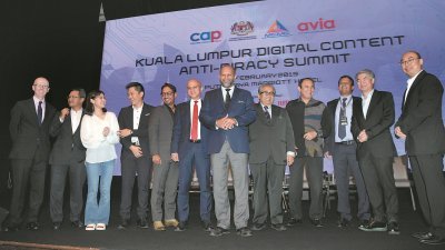 哥宾星（中）出席“吉隆坡反数码内容盗版峰会”，与一众峰 会主讲人合照和谈笑风生。左6为大马通讯及多媒体委员会主席阿尔依沙；右5为通讯及多媒体部秘书长拿督莫哈末阿里。