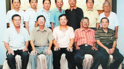 峇株巴辖成衣公会已解散，图为该会2008至2009年度全体理事合照。前排左3为龚忠华。