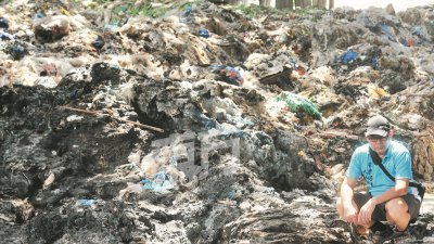 积如山的塑料垃圾，若业者没有根据正规程序处理，就会酿成环境污染。 （摄影：连国强）