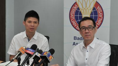 大马羽总教练与训练委员会主席拿督黄锦才(右），在教练总监黄综翰的陪同下，公布了亚洲混合团体赛的参赛名单。