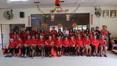 霹雳州政府联合霹雳人民专科医院探访幸福村老人 院庆，并送上新年恩物。后排左起9为庄瑞吉、陈维 明、黄渼沄和林若德。