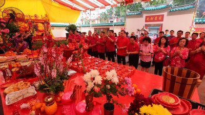 新山客家公会周六在柔佛古庙举行祈福仪式。前左7起为张君国、张润安。