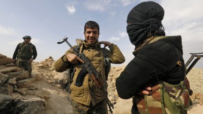 叙利亚库尔德武装主导的“叙利亚民主力量”，对IS在叙利亚东部幼发拉底河东岸地区的最后据点发起军事行动，但IS分子持续展开反击。
