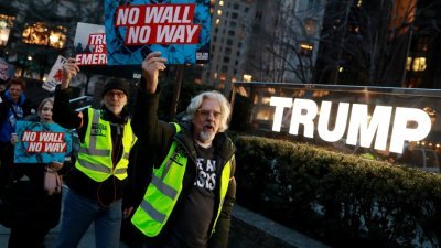 大批群众周五聚集在特朗普旗下、位于纽约曼哈顿的国际酒店和大楼外，抗议特朗普为了建筑美墨边境围墙，而不惜宣布国家进入紧急状态。