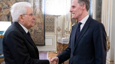意大利总统马塔雷拉（左）与法国驻意大利大使马塞，在罗马的意大利总统府会晤。(意大利总统府新闻办公室)