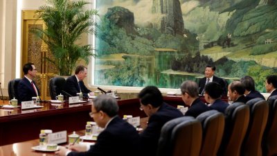 中国国家主席习近平（左3）在北京人民大会堂，会见美国财政部长姆努钦（左起）和美国贸易代表莱蒂泽。他重申，两国合作是最好的选择，但强调“合作是有原则的”。