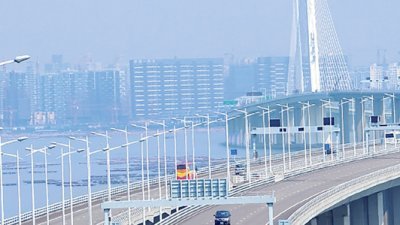 连接香港和深圳的深圳湾大桥出现钢缆锈蚀折断需要更换，但大桥结构安全，仍可行车。