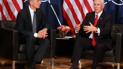 美国副总统彭斯（右）周六在慕尼黑安全会议上与北约秘书长斯托尔滕贝格举行双边会议，探讨中国加大投资全球多国重要基建系统带来的威胁。
