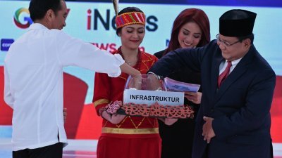 寻求连任印尼总统的佐科（左）与对手普拉博沃，在周日晚举行的第2场公开辩论上抽出问答题。