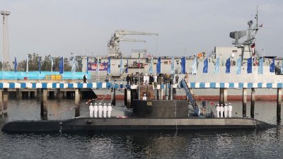 伊朗总统鲁哈尼周日在南部港口城市阿巴斯主持新潜艇的服役仪式。