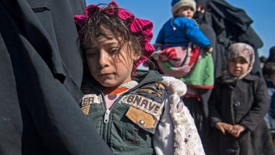 获美国支持的库族民兵组织“叙利亚民主军”进攻IS在叙利亚的最后据点巴古兹，当地妇孺纷纷逃出IS控制区，但仍有逾千名平民遭IS扣押当人盾。