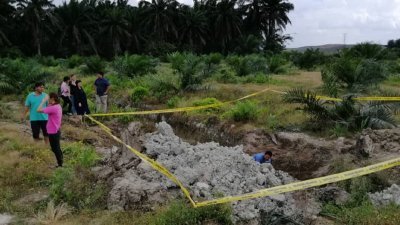 甘榜佳雅原住民区一处油棕园发现巨型炸弹。