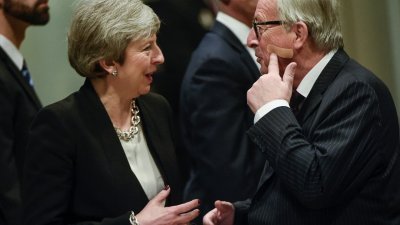 英国首相特丽莎梅周三晚抵达布鲁塞尔，再就脱欧协议与欧盟协商，欧盟委员会主席容克指著自己刮胡子不小心刮伤的脸，试图缓解紧张氛围。