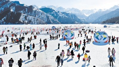 为推动冬季冰雪旅游发展，中国新疆各地纷纷推出精品旅游线路和冬季旅游优惠价格，吸引游客前来。这是游客们上周日在天山天池景区内，进行各式的冰雪活动，现场气氛喧哗热闹。
