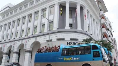 陈家兴率领旅游业者率先试搭怡保HOHO巴士，令巴士的造型首次曝光。