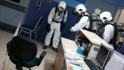 危险物质专队消拯员在医院进行清理工作。
